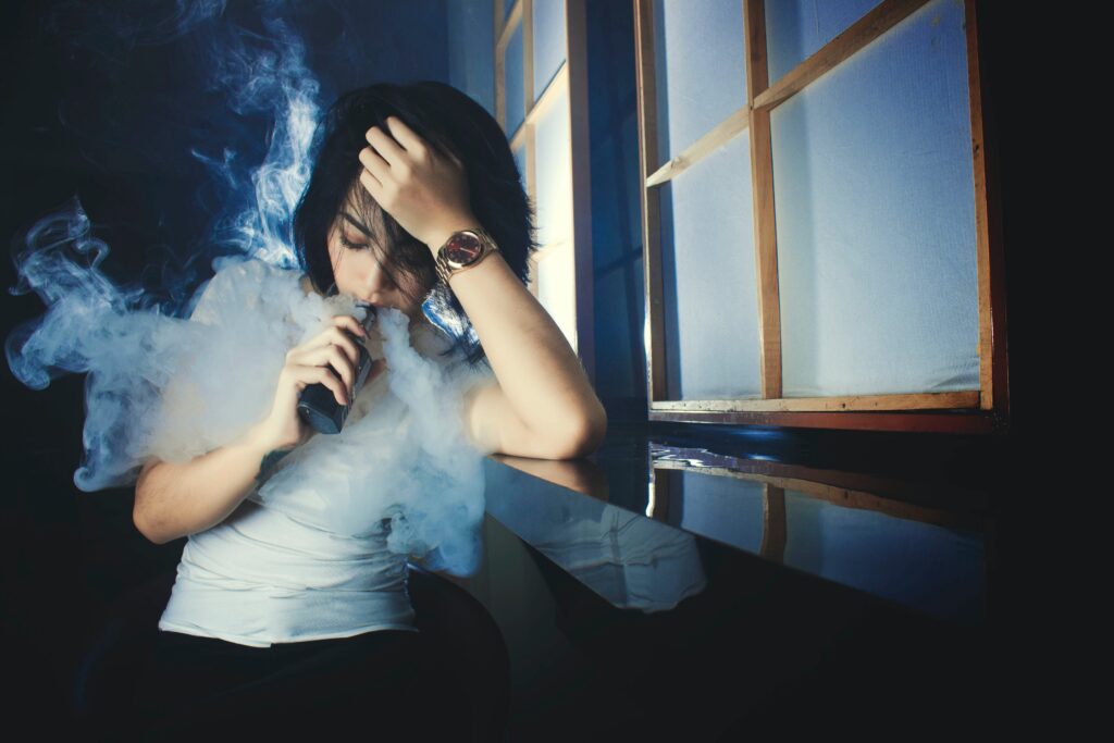 Los cigarrillos electrónicos, popularmente conocidos como 'vapers', han sido promocionados como una alternativa más segura al tabaco