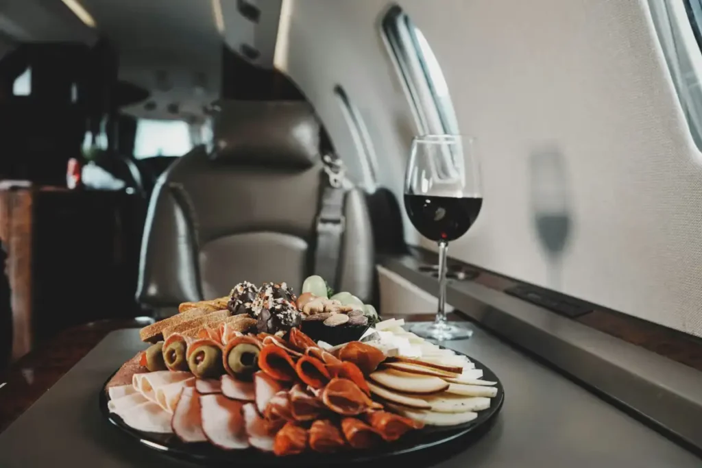 ¿Es Seguro Beber Alcohol en el Avión? Todo lo que Necesitas Saber