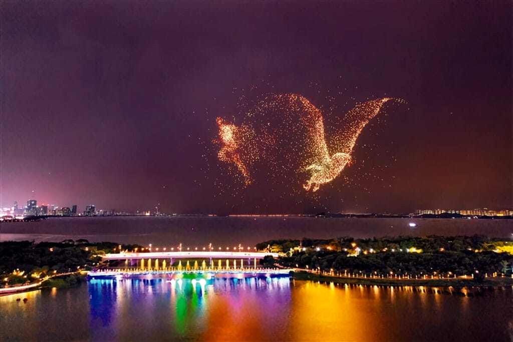 Shenzhen celebra el 75º aniversario de China con un espectáculo de drones de más de 10,000 unidades, rompiendo dos récords Guinness