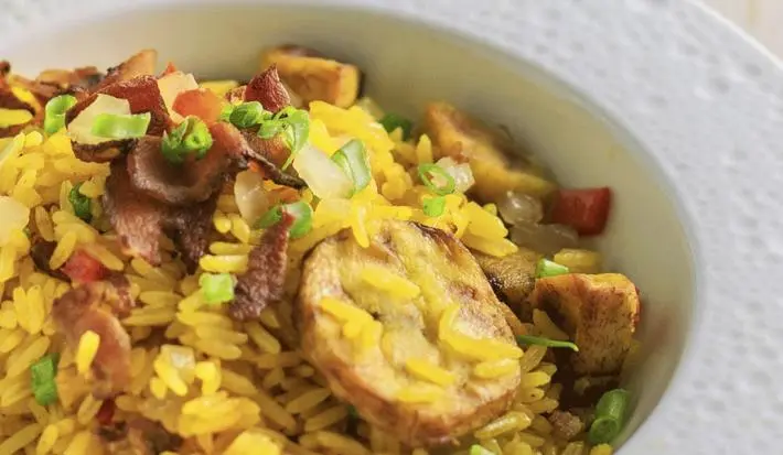 Arroz con Tocineta y Plátanos Maduros