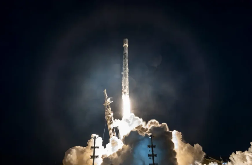 El Falcon 9 de SpaceX ilumina el cielo con un espectáculo de colores: así se explica el fenómeno que fascinó en Sonora